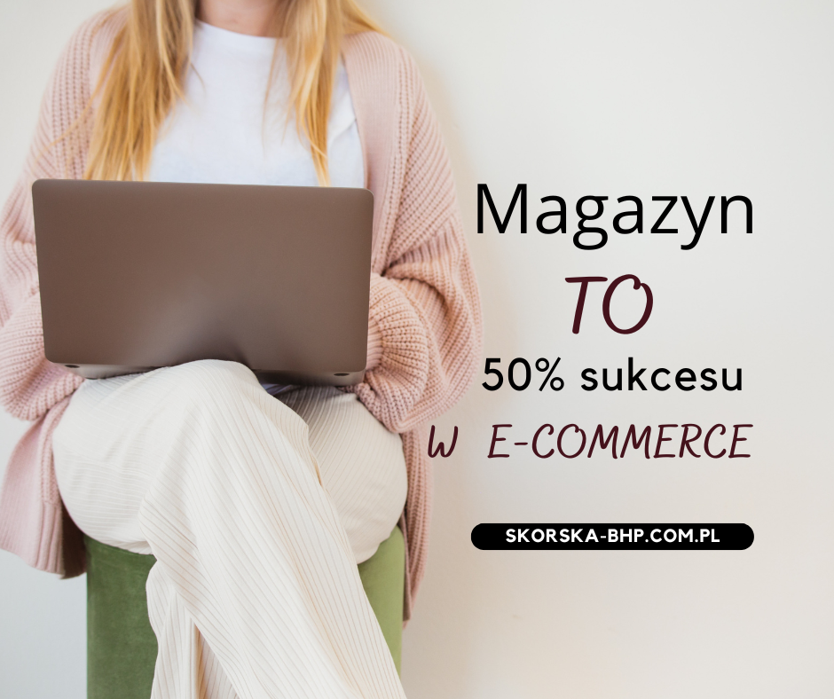 Magazyn to 50% sukcesu w e-commerce kobieta w różowym swetrze i białych spodniach siedzi z laptopem na kolanach. Napis: magazyn to 50% sukcesu w e-commerce.